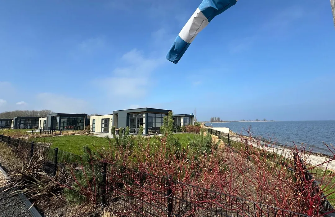 Enkhuizer Strand Chalet Meeresrauschen Erste Reihe mit Zaun Haus Nr 249-1